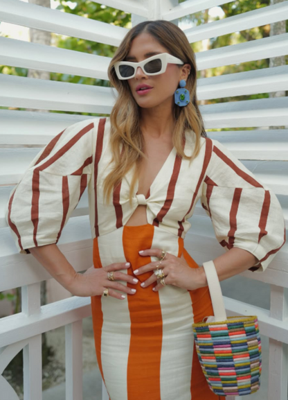 Abito Maxi “Kaya” con Nodo Frontale, Maniche a Sbuffo e Stampa a Blocchi di Colore